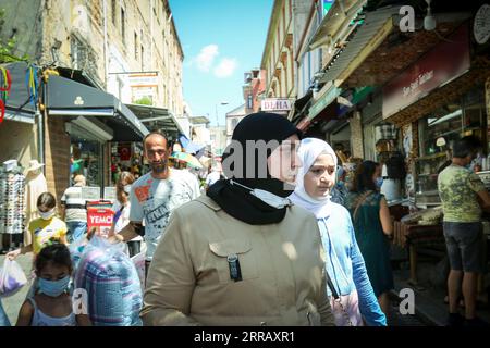 210820 -- ISTANBUL, 20. Aug. 2021 -- am 18. Aug. 2021 laufen Menschen in einer Marktzone des Fatih-Viertels in Istanbul, Türkei. Ein Großteil der Geschäfte in dieser Marktzone im europäischen Teil Istanbuls gehören Flüchtlingen, meist Syrern, die in die Stadt strömten, mit dem Traum, besser zu leben. In der Türkei leben laut offiziellen Angaben über 4 Millionen Flüchtlinge, darunter 3,6 Millionen Syrer. Experten sind jedoch der Ansicht, dass die Zahl der Migranten ohne Papiere viel höher ist. Foto von /Xinhua TO GO WITH Feature: Flüchtlinge nehmen neues Leben in Istanbul auf, stellen aber neue Herausforderungen TÜRKEI-ISTA Stockfoto