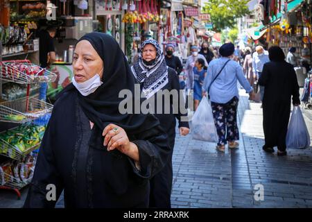 210820 -- ISTANBUL, 20. Aug. 2021 -- am 18. Aug. 2021 laufen Menschen in einer Marktzone des Fatih-Viertels in Istanbul, Türkei. Ein Großteil der Geschäfte in dieser Marktzone im europäischen Teil Istanbuls gehören Flüchtlingen, meist Syrern, die in die Stadt strömten, mit dem Traum, besser zu leben. In der Türkei leben laut offiziellen Angaben über 4 Millionen Flüchtlinge, darunter 3,6 Millionen Syrer. Experten sind jedoch der Ansicht, dass die Zahl der Migranten ohne Papiere viel höher ist. Foto von /Xinhua TO GO WITH Feature: Flüchtlinge nehmen neues Leben in Istanbul auf, stellen aber neue Herausforderungen TÜRKEI-ISTA Stockfoto