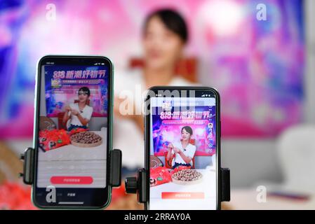 210821 -- FUZHOU, 21. Aug. 2021 -- Huang Lili wirbt für Longanprodukte über Livestreaming in Putian, südöstliche chinesische Provinz Fujian, 17. Aug. 2021. Huang Lili begann 2020, kurze Videos zu drehen. Mit Unterstützung von Fans begann sie, lokale Marine- und Agrarprodukte per Livestreaming zu fördern. Im Jahr 2017 schlug China eine Strategie zur ländlichen Belebung als Schlüsselmaßnahme zur Beschleunigung der Modernisierung der Landwirtschaft und der ländlichen Gebiete vor und hat seither eine Vielzahl von Strategien verabschiedet, um den Fahrplan für die ländliche Belebung festzulegen. Im Zuge der Kampagne wurden immer mehr junge, hochqualifizierte Mitarbeiter als Spielzeuge eingesetzt Stockfoto