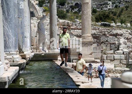 210821 -- ANKARA, 21. August 2021 -- Besucher spazieren in der antiken Stadt Sagalassos, in der Nähe der Stadt Aglasun in der Provinz Burdur, Türkei, 20. August 2021. Foto von /Xinhua TÜRKEI-BURDUR-SAGALASSOS-ALTE STADT MustafaxKaya PUBLICATIONxNOTxINxCHN Stockfoto