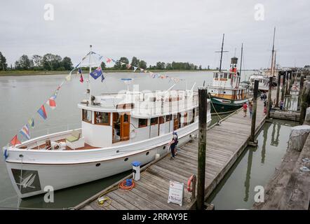 210821 -- RICHMOND, 21. Aug. 2021 -- Leute besuchen alte Schiffe am Dock während des 18. Jährlichen Maritime Festivals in Richmond, British Columbia, Kanada, am 21. Aug. 2021. Das 18. Jährliche Richmond Maritime Festival, das vom 21. Bis 22. August stattfindet, zeigt das kulturelle und maritime Erbe mit historischen Artefakten, maritimen Exponaten und Aufführungen. Foto: /Xinhua CANADA-RICHMOND-MARITIME FESTIVAL LiangxSen PUBLICATIONxNOTxINxCHN Stockfoto