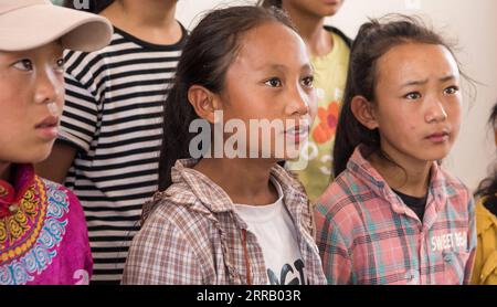 210823 -- CHENGDU, 23. August 2021 -- Mädchen singen an der zentralen Grundschule von Dacao im Puge County, Autonome Präfektur Liangshan Yi, Provinz Sichuan im Südwesten Chinas, 6. August 2021. Der Mädchenchor an der zentralen Grundschule in Dacao im Puge County erlangte große Aufmerksamkeit, nachdem die Videos ihrer Auftritte auf kurzen Videoplattformen geteilt wurden. Der Chor wurde zu einem Musikfestival in Peking, der Hauptstadt Chinas, in diesem Sommer eingeladen. CHINA-SICHUAN-LIANGSHAN-MÄDCHENCHOR CN TANGXWENHAO PUBLICATIONXNOTXINXCHN Stockfoto