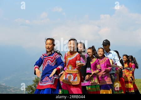 210823 -- CHENGDU, 23. August 2021 -- Mädchen und ihre Lehrerin singen im Freien in der Stadt Dacao im Puge County, Autonome Präfektur Liangshan Yi, Provinz Sichuan im Südwesten Chinas, 6. August 2021. Der Mädchenchor an der zentralen Grundschule in Dacao im Puge County erlangte große Aufmerksamkeit, nachdem die Videos ihrer Auftritte auf kurzen Videoplattformen geteilt wurden. Der Chor wurde zu einem Musikfestival in Peking, der Hauptstadt Chinas, in diesem Sommer eingeladen. CHINA-SICHUAN-LIANGSHAN-MÄDCHENCHOR CN TANGXWENHAO PUBLICATIONXNOTXINXCHN Stockfoto
