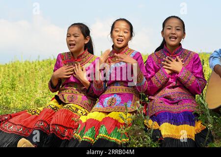 210823 -- CHENGDU, 23. August 2021 -- Mädchen singen im Freien in Dacao Town of Puge County, Autonome Präfektur Liangshan Yi, Südwestchinesische Provinz Sichuan, 6. August 2021. Der Mädchenchor an der zentralen Grundschule in Dacao im Puge County erlangte große Aufmerksamkeit, nachdem die Videos ihrer Auftritte auf kurzen Videoplattformen geteilt wurden. Der Chor wurde zu einem Musikfestival in Peking, der Hauptstadt Chinas, in diesem Sommer eingeladen. CHINA-SICHUAN-LIANGSHAN-MÄDCHENCHOR CN XUXBINGJIE PUBLICATIONXNOTXINXCHN Stockfoto