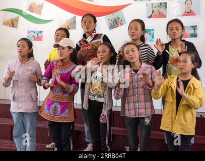 210823 -- CHENGDU, 23. August 2021 -- Mädchen singen an der zentralen Grundschule von Dacao im Puge County, Autonome Präfektur Liangshan Yi, Provinz Sichuan im Südwesten Chinas, 6. August 2021. Der Mädchenchor an der zentralen Grundschule in Dacao im Puge County erlangte große Aufmerksamkeit, nachdem die Videos ihrer Auftritte auf kurzen Videoplattformen geteilt wurden. Der Chor wurde zu einem Musikfestival in Peking, der Hauptstadt Chinas, in diesem Sommer eingeladen. CHINA-SICHUAN-LIANGSHAN-MÄDCHENCHOR CN TANGXWENHAO PUBLICATIONXNOTXINXCHN Stockfoto