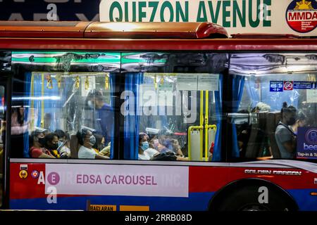 210823 -- QUEZON CITY, 23. August 2021 -- Menschen mit Schutzmasken werden in einem Bus in Quezon City, Philippinen, 23. August 2021 gesehen. Das philippinische Gesundheitsministerium DOH meldete am Montag 18.332 neue COVID-19-Infektionen, den größten eintägigen Anstieg seit dem Ausbruch der Pandemie im letzten Jahr. Die Rekordzahl der bestätigten Fälle im südostasiatischen Land stieg auf 1.857.646. PHILIPPINEN-QUEZON CITY-COVID-19-FÄLLE RouellexUmali PUBLICATIONxNOTxINxCHN Stockfoto