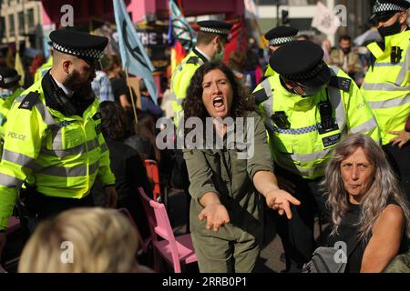 210824 -- LONDON, 24. Aug. 2021 -- Demonstranten nehmen am 23. Aug. 2021 an der Klimaschutzkampagne Extinction Rebellion Protest in der Nähe des Leicester Square in London Teil. Foto von /Xinhua GROSSBRITANNIEN-LONDON-KLIMA-KAMPAGNE GRUPPE-PROTEST TimxIreland PUBLICATIONxNOTxINxCHN Stockfoto