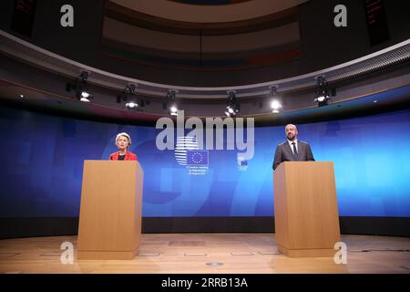 210824 -- BRÜSSEL, 24. August 2021 -- die Präsidentin der Europäischen Kommission, Ursula von der Leyen L, und der Präsident des Europäischen Rates, Charles Michel, nehmen an einer Pressekonferenz nach dem virtuellen Treffen der Gruppe der sieben G7-Staats- und Regierungschefs zu Afghanistan am 24. August 2021 in Brüssel, Belgien, Teil. Die Präsidentin der Europäischen Kommission, Ursula von der Leyen, erklärte am Dienstag, dass die Staats- und Regierungschefs der G7 sich einig seien, dass es ihre kollektive moralische Pflicht sei, den afghanischen Menschen in der gegenwärtigen Lage in Afghanistan zu helfen. BELGIEN-BRÜSSEL-EU-G7-STAATS- UND REGIERUNGSCHEFS TREFFEN-AFGHANISTAN-PRESSEKONFERENZ ZHENGXHUANSONG PUBLICATIONXNOTXINXCHN Stockfoto