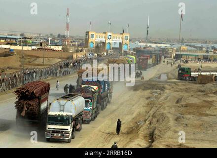 210825 -- CHAMAN, 25. August 2021 -- Foto vom 22. August 2021 mit Mobiltelefon aufgenommen zeigt Lkw, die an einem Grenzübergang zwischen Pakistan und Afghanistan im südwestlichen pakistanischen Chaman auf den Grenzübergang warten. Pakistan hat in den letzten Tagen Visa an 4.000 Personen ausgestellt, darunter das afghanische Cricket-Team, Ausländer und afghanische Staatsangehörige im Zuge der Übernahme Afghanistans durch die Taliban, teilte pakistanischer Innenminister Scheich Rasheed am Montag den Medien mit. STR/Xinhua PAKISTAN-CHAMAN-AFGHANISTAN-BORDER Stringer PUBLICATIONxNOTxINxCHN Stockfoto