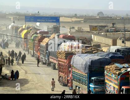 210825 -- CHAMAN, 25. August 2021 -- Foto vom 22. August 2021 mit Mobiltelefon aufgenommen zeigt Lkw, die an einem Grenzübergang zwischen Pakistan und Afghanistan im südwestlichen pakistanischen Chaman auf den Grenzübergang warten. Pakistan hat in den letzten Tagen Visa an 4.000 Personen ausgestellt, darunter das afghanische Cricket-Team, Ausländer und afghanische Staatsangehörige im Zuge der Übernahme Afghanistans durch die Taliban, teilte pakistanischer Innenminister Scheich Rasheed am Montag den Medien mit. STR/Xinhua PAKISTAN-CHAMAN-AFGHANISTAN-BORDER Stringer PUBLICATIONxNOTxINxCHN Stockfoto