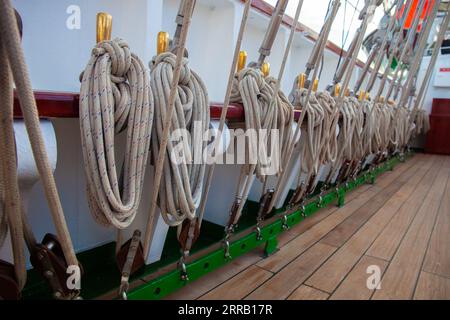 Die Seile des Schiffs. Takelage auf einem alten Segelboot Stockfoto