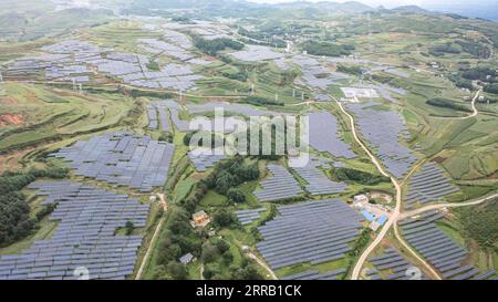 IMAGO Nature: Unsere Erde, Energiequellen, Photovoltaik 210825 -- WEINING, 25. August 2021 -- Luftaufnahme aufgenommen am 24. August 2021 zeigt ein Photovoltaik-Kraftwerk in Weining Yi, Hui und Miao Autonomous County, Bijie, Provinz Guizhou im Südwesten Chinas. Ein Projekt, das Landwirtschaft mit Photovoltaik-Kraftwerken kombiniert, wurde zur Förderung der ländlichen Vitalisierung ins Leben gerufen. Die Dorfbewohner züchten Pilze in Pilzgewächshäusern, die unter Photovoltaik-Solarzellen gebaut wurden, Pflanzen andere landwirtschaftliche Produkte und bewirtschaften Schafe auf den Feldern des Photovoltaik-Kraftwerks. CHINA-GUIZHOU-WEINING-PHOTOVOLTAIK-KRAFTWERK- Stockfoto