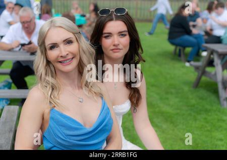 Entzückendes und schönes Paar Genießen Sie den Ladies Day bei den Rennen in modischer Kleidung in Beverley, Großbritannien. Stockfoto