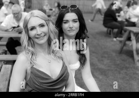 Entzückendes und schönes Paar Genießen Sie den Ladies Day bei den Rennen in modischer Kleidung in Beverley, Großbritannien. Stockfoto