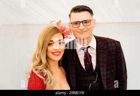 Entzückendes und schönes Paar Genießen Sie den Ladies Day bei den Rennen in modischer Kleidung in Beverley, Großbritannien. Stockfoto