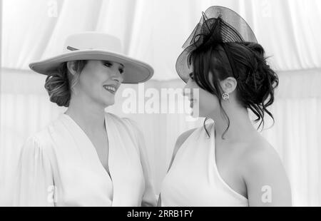 Entzückendes und schönes Paar Genießen Sie den Ladies Day bei den Rennen in modischer Kleidung in Beverley, Großbritannien. Stockfoto