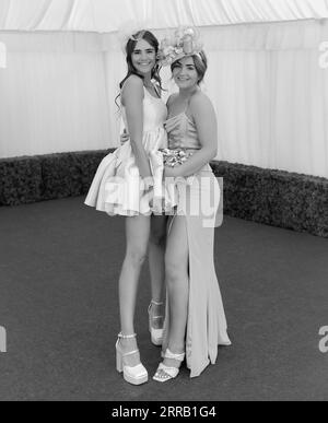 Entzückendes und schönes Paar Genießen Sie den Ladies Day bei den Rennen in modischer Kleidung in Beverley, Großbritannien. Stockfoto