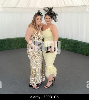Entzückendes und schönes Paar Genießen Sie den Ladies Day bei den Rennen in modischer Kleidung in Beverley, Großbritannien. Stockfoto