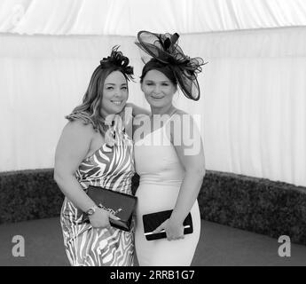 Entzückendes und schönes Paar Genießen Sie den Ladies Day bei den Rennen in modischer Kleidung in Beverley, Großbritannien. Stockfoto