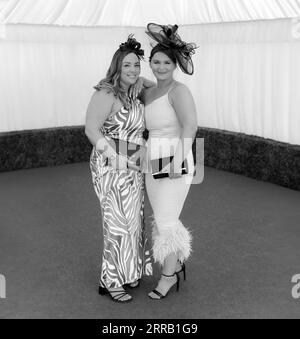 Entzückendes und schönes Paar Genießen Sie den Ladies Day bei den Rennen in modischer Kleidung in Beverley, Großbritannien. Stockfoto