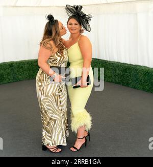 Entzückendes und schönes Paar Genießen Sie den Ladies Day bei den Rennen in modischer Kleidung in Beverley, Großbritannien. Stockfoto