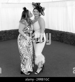 Entzückendes und schönes Paar Genießen Sie den Ladies Day bei den Rennen in modischer Kleidung in Beverley, Großbritannien. Stockfoto