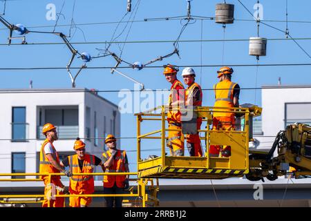 München, Deutschland. September 2023. Arbeiter reparieren eine gerissene Oberleitung am Bahnhof Laim. Nach Oberleitungsschäden in München werden Fernverkehrszüge vom und zum Münchner Hauptbahnhof eingestellt. Lennart Preiss/dpa/Alamy Live News Stockfoto