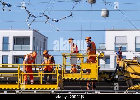München, Deutschland. September 2023. Arbeiter reparieren eine gerissene Oberleitung am Bahnhof Laim. Nach Oberleitungsschäden in München werden Fernverkehrszüge vom und zum Münchner Hauptbahnhof eingestellt. Lennart Preiss/dpa/Alamy Live News Stockfoto