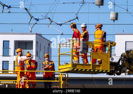 München, Deutschland. September 2023. Arbeiter reparieren eine gerissene Oberleitung am Bahnhof Laim. Nach Oberleitungsschäden in München werden Fernverkehrszüge vom und zum Münchner Hauptbahnhof eingestellt. Lennart Preiss/dpa/Alamy Live News Stockfoto