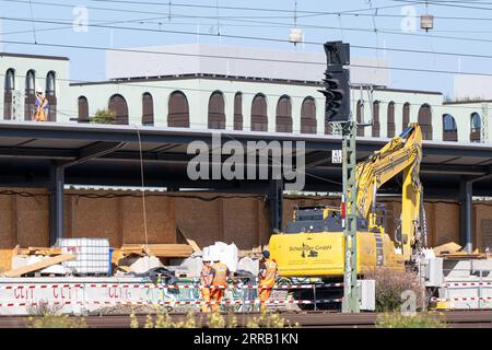 München, Deutschland. September 2023. Arbeiter stehen unter einer gerissenen Oberleitung am Bahnhof Laim. Nach Oberleitungsschäden in München werden Fernverkehrszüge vom und zum Münchner Hauptbahnhof eingestellt. Lennart Preiss/dpa/Alamy Live News Stockfoto