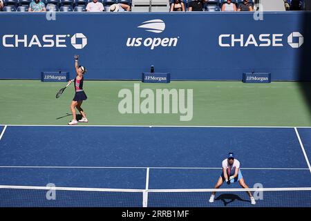 New York, New York, USA. September 2023. Laura Siegemund (GER), Vera Zvonareva in Aktion während der US Open - Tennis Championships 2023 (Bild: © Mathias Schulz/ZUMA Press Wire) NUR REDAKTIONELLE VERWENDUNG! Nicht für kommerzielle ZWECKE! Stockfoto