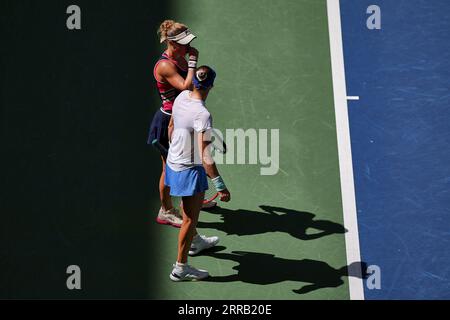 New York, New York, USA. September 2023. Laura Siegemund (GER), Vera Zvonareva in Aktion während der US Open - Tennis Championships 2023 (Bild: © Mathias Schulz/ZUMA Press Wire) NUR REDAKTIONELLE VERWENDUNG! Nicht für kommerzielle ZWECKE! Stockfoto