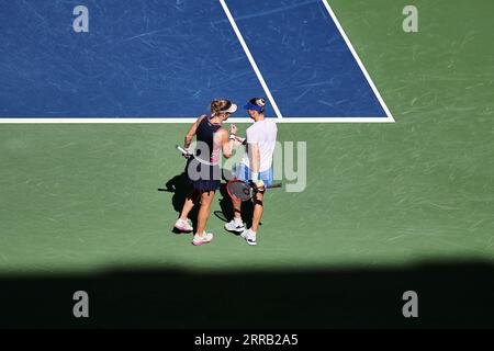 New York, New York, USA. September 2023. Laura Siegemund (GER), Vera Zvonareva in Aktion während der US Open - Tennis Championships 2023 (Bild: © Mathias Schulz/ZUMA Press Wire) NUR REDAKTIONELLE VERWENDUNG! Nicht für kommerzielle ZWECKE! Stockfoto