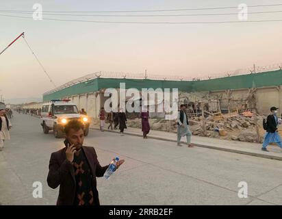 Bilder des Jahres 2021, News 08 August News Themen der Woche KW34 210827 -- KABUL, 27. Aug. 2021 -- Menschen fliehen vor der Explosionsstelle in der Nähe des Kabul-Flughafens in Afghanistan, 26. Aug. 2021. Die Zahl der Todesopfer durch die Angriffe auf den Flughafen Kabul am Donnerstag ist Berichten zufolge auf mindestens 103 gestiegen. STR/AFGHANISTAN-KABUL-AIRPORT ATTACK-OPFER xinhua PUBLICATIONxNOTxINxCHN Stockfoto