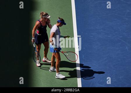 New York, New York, USA. September 2023. Laura Siegemund (GER), Vera Zvonareva in Aktion während der US Open - Tennis Championships 2023 (Bild: © Mathias Schulz/ZUMA Press Wire) NUR REDAKTIONELLE VERWENDUNG! Nicht für kommerzielle ZWECKE! Stockfoto