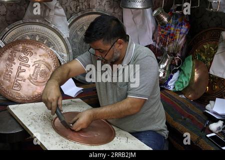210827 -- ANKARA, 27. August 2021 -- Ein Kupferschmied bereitet Produkte für Kunden auf dem Kupferschmiedebasar in Gaziantep, Türkei, 26. August 2021 vor. Foto von /Xinhua TURKEY-GAZIANTEP-BAZAAR MustafaxKaya PUBLICATIONxNOTxINxCHN Stockfoto
