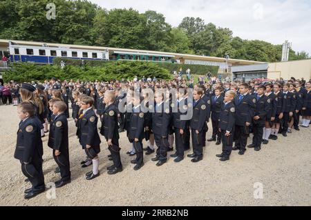 210827 -- BUDAPEST, 27. August 2021 -- Kinder nehmen an einer Einweihungszeremonie der Newcomer der Kinderbahn in Budapest, Ungarn, 27. August 2021 Teil. Foto von /Xinhua HUNGARY-BUDAPEST-CHILDREN S EISENBAHNEINWEIHUNGSZEREMONIE AttilaxVolgyi PUBLICATIONxNOTxINxCHN Stockfoto