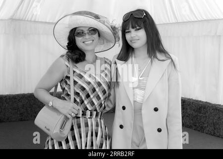 Entzückendes und schönes Paar Genießen Sie den Ladies Day bei den Rennen in modischer Kleidung in Beverley, Großbritannien. Stockfoto