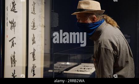 210828 -- LOS ANGELES, 28. Aug. 2021 -- A man Visits a Media Preview of A Exhibition of Chinese Kalligraphy at the Studio for Lodging the Mind in Los Angeles, USA, 27. Aug. 2021. Die Huntington Library, das Kunstmuseum und der Botanische Garten öffnen der Öffentlichkeit eine neue Kunstgalerie, das Studio for Lodging the Mind oder Yu Yi Zhai auf Chinesisch, in ihrem Chinesischen Garten mit einer Ausstellung chinesischer Kalligrafie als Eröffnungsinstallation am 28. August. Foto von /Xinhua U.S.- LOS ANGELES-CHINESISCHE KALLIGRAPHIE-AUSSTELLUNG ZengxHui PUBLICATIONxNOTxINxCHN Stockfoto