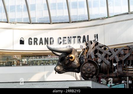 BIRMINGHAM NEW STREET STATION, GROSSBRITANNIEN - 7. SEPTEMBER 2023. Ozzy, der mechanische Bulle, der als Maskottchen für die Commonwealth Games verwendet wurde, steht nun im Zeichen der Konkretisierung Stockfoto