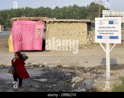 210828 -- PESHAWAR, 28. August 2021 -- ein afghanisches Flüchtlingsmädchen wird am 28. August 2021 in einem Flüchtlingscamp im nordwestpakistanischen Peshawar gesehen. Pakistan beherbergt derzeit mehr als 1,4 Millionen registrierte afghanische Flüchtlinge, die gezwungen wurden, aus ihren Häusern zu fliehen, so der UN-Hochkommissar für Flüchtlinge UNHCR. Foto von /Xinhua PAKISTAN-PESHAWAR-AFGHANISCHE FLÜCHTLINGE SaeedxAhmad PUBLICATIONxNOTxINxCHN Stockfoto