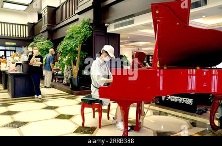 210829 -- XI AN, 29. Aug. 2021 -- Eine Frau spielt Klavier im Bell Tower Bookstore in Xi an, Provinz Shaanxi im Nordwesten Chinas, 25. Aug. 2021. Der Bell Tower Bookstore wurde 1955 als erste staatliche Buchhandlung in Xi an erbaut und war als kulturelles Wahrzeichen der Stadt bekannt. Um das kulturelle Erbe zu schützen, wurde 2008 der Buchladen an einen anderen Ort verlegt. Vor kurzem wurde der Bell Tower Bookstore nach der Instandhaltung wieder an seine ursprüngliche Stelle gebracht, wodurch sein ursprüngliches Aussehen in den 1950er Jahren im Wesentlichen wiederhergestellt wurde, so dass Bürger und Touristen das historische A wieder erleben können Stockfoto