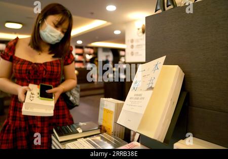 210829 -- XI AN, 29. Aug. 2021 -- Eine Frau wählt Bücher im Bell Tower Bookstore in Xi an, Provinz Shaanxi im Nordwesten Chinas, 25. Aug. 2021. Der Bell Tower Bookstore wurde 1955 als erste staatliche Buchhandlung in Xi an erbaut und war als kulturelles Wahrzeichen der Stadt bekannt. Um das kulturelle Erbe zu schützen, wurde 2008 der Buchladen an einen anderen Ort verlegt. Vor kurzem wurde der Bell Tower Bookstore nach der Instandhaltung wieder an seine ursprüngliche Stelle gebracht, wodurch sein ursprüngliches Aussehen in den 1950er Jahren im Wesentlichen wiederhergestellt wurde, so dass Bürger und Touristen das historische und wieder erleben können Stockfoto