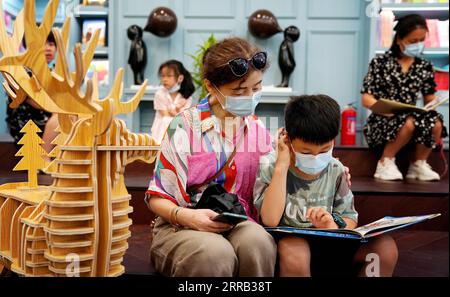 210829 -- XI AN, 29. August 2021 -- die Leute lesen Bücher im Bell Tower Bookstore in Xi an, nordwestchinesische Provinz Shaanxi, 27. August 2021. Der Bell Tower Bookstore wurde 1955 als erste staatliche Buchhandlung in Xi an erbaut und war als kulturelles Wahrzeichen der Stadt bekannt. Um das kulturelle Erbe zu schützen, wurde 2008 der Buchladen an einen anderen Ort verlegt. Vor kurzem wurde der Bell Tower Bookstore nach der Instandhaltung wieder an seine ursprüngliche Stelle gebracht, wodurch sein ursprüngliches Aussehen in den 1950er Jahren im Wesentlichen wiederhergestellt wurde, sodass Bürger und Touristen die historische und die kleine Stadt wieder erleben können Stockfoto