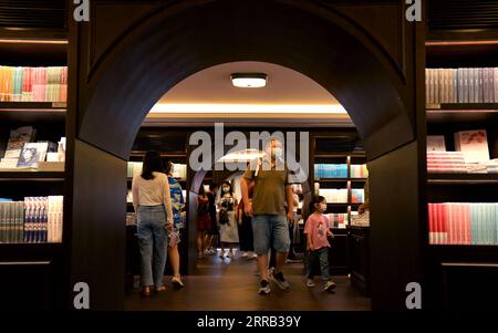 210829 -- XI AN, 29. August 2021 -- Menschen werden im Bell Tower Bookstore in Xi an, nordwestchinesische Provinz Shaanxi, 25. August 2021 gesehen. Der Bell Tower Bookstore wurde 1955 als erste staatliche Buchhandlung in Xi an erbaut und war als kulturelles Wahrzeichen der Stadt bekannt. Um das kulturelle Erbe zu schützen, wurde 2008 der Buchladen an einen anderen Ort verlegt. Vor kurzem wurde der Bell Tower Bookstore nach der Instandhaltung wieder an seine ursprüngliche Stelle gebracht, wodurch sein ursprüngliches Aussehen in den 1950er Jahren im Wesentlichen wiederhergestellt wurde, sodass Bürger und Touristen das historische und kulturelle wieder erleben können Stockfoto