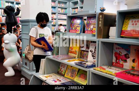 210829 -- XI AN, 29. August 2021 -- die Leute lesen Bücher im Bell Tower Bookstore in Xi an, nordwestchinesische Provinz Shaanxi, 27. August 2021. Der Bell Tower Bookstore wurde 1955 als erste staatliche Buchhandlung in Xi an erbaut und war als kulturelles Wahrzeichen der Stadt bekannt. Um das kulturelle Erbe zu schützen, wurde 2008 der Buchladen an einen anderen Ort verlegt. Vor kurzem wurde der Bell Tower Bookstore nach der Instandhaltung wieder an seine ursprüngliche Stelle gebracht, wodurch sein ursprüngliches Aussehen in den 1950er Jahren im Wesentlichen wiederhergestellt wurde, sodass Bürger und Touristen die historische und die kleine Stadt wieder erleben können Stockfoto