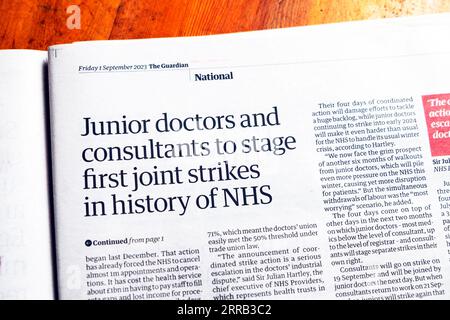 "Junior Doctors and Consultants to stage first Joint Strikes in history of NHS", Schlagzeile der Zeitung Guardian, artikel 1. September 2023 London England Vereinigtes Königreich Stockfoto