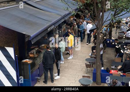 210831 -- LONDON, 31. August 2021 -- die Leute stehen an einem Imbissstand in London, Großbritannien, 30. August 2021 an. Weitere 26.476 Menschen in Großbritannien haben einen positiven COVID-19-Test durchgeführt, so dass die Gesamtzahl der Coronavirus-Fälle im Land laut offiziellen Zahlen, die am Montag veröffentlicht wurden, auf 6.757.650 gestiegen ist. Foto von /Xinhua BRITAIN-LONDON-COVID-19-CASES RayxTang PUBLICATIONxNOTxINxCHN Stockfoto