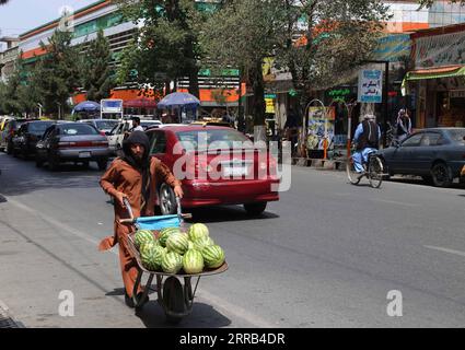 210831 -- KABUL, 31. August 2021 -- ein Afghane schiebt einen Handkarren auf die Straße in Kabul, Hauptstadt Afghanistans, 31. August 2021. Foto von /Xinhua AFGHANISTAN-KABUL-STREET VIEW Kabir PUBLICATIONxNOTxINxCHN Stockfoto