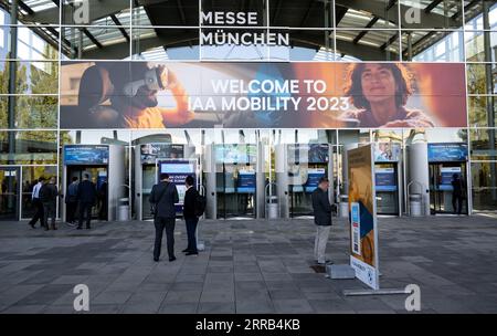 München, Deutschland. September 2023. Ein Banner mit der Aufschrift „Welcome to IAA Mobility 2023“ ist am Eingang der Show zu sehen. Die Internationale AUTOMOBIL-Ausstellung IAA MOBILITY 2023 findet vom 05. Bis 10. September in München statt. Quelle: Sven Hoppe/dpa/Alamy Live News Stockfoto